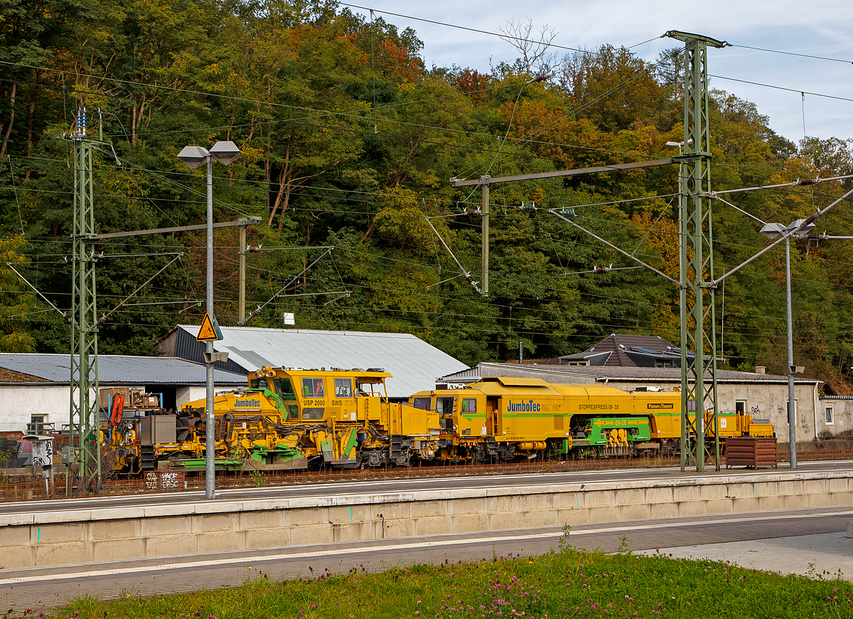 Die Plasser & Theurer  Universalschotterplaniermaschine USP 2000 SWS (Schweres Nebenfahrzeug Nr. 99 80 9424 036-8 D-JT, ex 97 16 32 502 17-7) und der Plasser & Theurer  Stopfexpress 09-3X (Schweres Nebenfahrzeug Nr. 99 80 9421 004-9, ex 97 40 71 502 17-9), beide von der JumboTec GmbH (ein Unternehmen der Rhomberg Sersa Rail Group), sind am 17.10.2021 beim Bahnhof Au (Sieg) abgestellt.

Die USP 2000 SWS wurde 2004 von Plasser & Theurer unter der Fabriknummer 766 gebaut. Der Stopfexpress 09-3X wurde 2001 von Plasser & Theurer unter der Fabriknummer 3015 gebaut.

