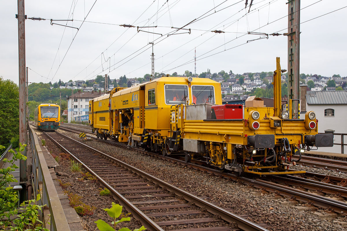 
Die Plasser & Theurer Universalstopfmaschine 08 - 275 Unimat 3S Y (Schweres Nebenfahrzeug Nr. 97 43 41 523 17 - 9) der DGU (Deutsche Gleisbau Union) am 16.05.2015 im Einsatz in Siegen auf der Brücke über die Heeserstraße bzw. Sieg.

Auf dem linken aktiven Gleis kommt gerade ein von der HLB (Hessische Landesbahn) angemieteter, Stadler RegioShuttle RS 1 (BR 650) der Ostdeutsche Eisenbahn GmbH, als DreiLänderBahn RB 93  Rothaarbahn  (Bad Berleburg - Kreuztal - Siegen Hbf), er wird bald die Endstation Siegen Hauptbahnhof erreichen. Es sind hier der VT 650.62 (95 80 0650 062-2 D-ODEG) dieser ist Eigentum der BeNEX GmbH, Hamburg.

Einen freundlichen Gruß an den freundlichen Tf zurück.
