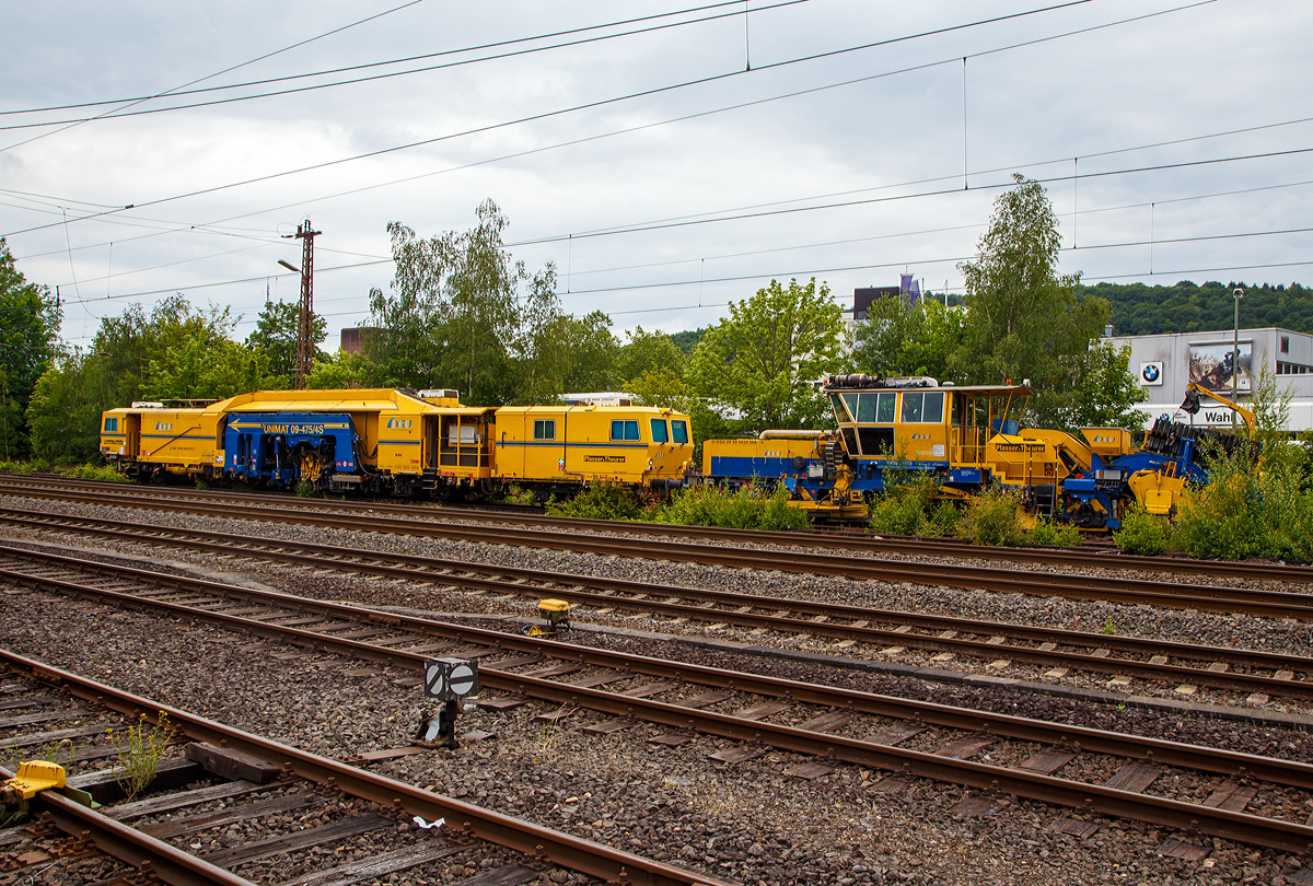 
Die Plasser & Theurer Universalstopfmaschine UNIMAT 09-475/4S (Kombinierte Gleis- und Weichenstopfmaschine), Schweres Nebenfahrzeug Nr. D-DGU 99 80 9424 001-2 und die Plasser & Theurer Schnellschotterplaniermaschine SSP 110 SW, Schweres Nebenfahrzeug Nr. 99 80 9425 068-0 D-DGU, sind am 11.06.2020 in Siegen-Weidenau abgestellt.