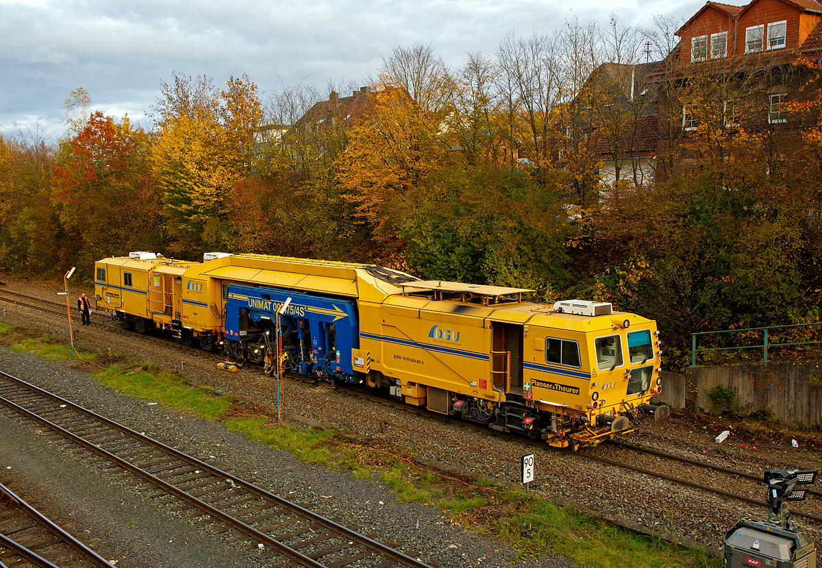 
Die Plasser & Theurer Universalstopfmaschine UNIMAT 09-475/4S, Schweres Nebenfahrzeug Nr. D-DGU 99 80 9424 001-2, ist am 27.10.2020 zwischen Neunkirchen und Herdorf auf der Hellertalbahn (KBS 462) im Einsatz. Hier in Herdorf beim 2. Durchgang auf den letzten Metern.

Die UNIMAT 09-475/4S eine Kombinierte Gleis- und Weichenstopfmaschine wurde 2011 von Plasser & Theurer unter der Fabriknummer 1358 gebaut und an die DGU geliefert.

TECHNISCHE DATEN der Unimat 09-475/4S:
Spurweite: 1.435 mm
Länge über Puffer: 31.540 mm
Drehzapfenabstände: 6.400 mm / 3.500 mm / 14.000 mm
Achsabstände im Drehgestell: 1.800 mm
Lauf- und Triebraddurchmesser: 920 mm (neu)
Anzahl der Achsen: 8
Gesamtwicht: 122,6 t
Anhängelast: 50 t
Höchstgeschwindigkeit: 100 km/h
kleinster befahrbarer Radius: R 150
zul. Streckenklasse: D4 und höher
zur Mitfahrt zugelassene Personen: 5