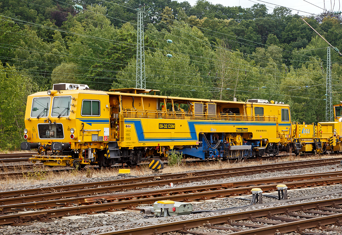 
Die Plasser und Theurer Zweischwellenstopfmaschine 09-32 CSM (Nivellier-, Hebe-, Richt- und Stopfmaschinen)  der DGU - Deutsche Gleisbau Union (Koblenz), Schweres Nebenfahrzeug Nr. 97 40 68 550 17-3, abgestellt am 24.06.2018 in Betzdorf/Sieg. 

Die Maschine wurde 2008 von Plasser und Theurer unter der Fabriknummer 3301 gebaut. sie hat einen Deutz BF12L 513C Motor mit 348 kW Leistung der die Maschine bei Eigenfahrt auf 100 km/h Geschwindigkeit bringt.

Die 09-32 CSM sind kontinuierlich arbeitende Stopf,- Hebe- und Richtmaschinen. Der kontinuierliche Arbeitsablauf erm�glicht sehr hohe Schichtleistungen.
Das Stopfen im Bereich von Weichen ist mit ihr nicht m�glich.

TECHNISCHE DATEN:
Spurweite: 1.435 mm
Achsanzahl: 6
Achsfolge: Bo´1´Bo´1
L�nge �ber Puffer: 27.640 mm
Drehzapfenabstand: 13.700 mm
Achsabstand im Drehgestell: 1.800 mm 
Ergebende Achsabst�nde: 1.800 / 10.180 / 1.720 / 1.800 / 6.600 mm 
Trieb- und Laufraddurchmesser: 730 mm
Drehzapfenabstand: 7.500 / 13.700 mm
Eigengewicht: 73.240 kg
Motortyp: Luftgek�hlter V12-Zylinder-Dieselmotor mit Turboaufladung vom Typ Deutz BF 12 L 513 C
Leistung: 348 kW
Anh�ngelast: 50 t
zur Mitfahrt zugelassene Personen: 6
zul. Streckenklasse: B1 und h�her
H�chstgeschwindigkeit: 100 km/h
kleinster befahrbarer Radius: R 150
