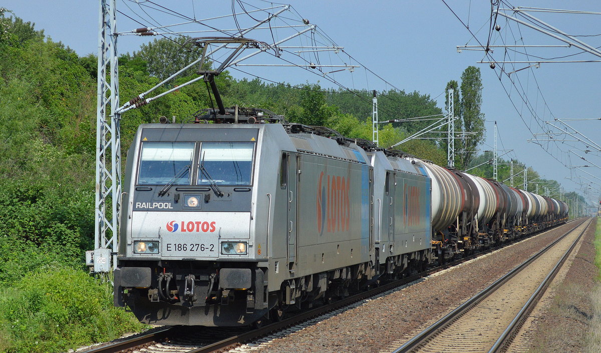 Die polnische Lotos Kolej Sp. z o.o mit den Railpool-Loks E 186 276-2 mit E 186 273-9 und Kesselwagenzug am Haken am 30.05.17 Berlin-Hohenschönhausen.