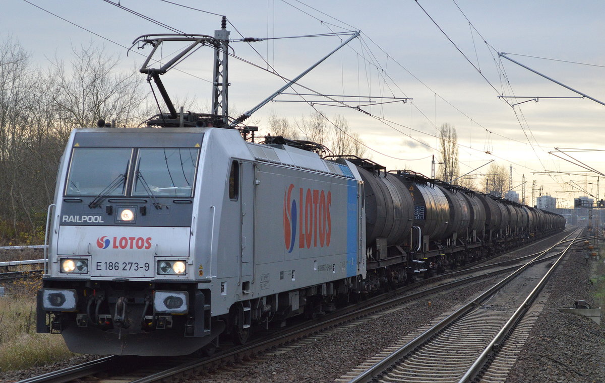 Die polnische LOTOS mit der Railpool-Lok E 186 273-9 umd einem Kesselwagenzug Heizoelkesselwagen (Leer) Richtung Stendell am 27.11.17 Berlin-Hohenschönhausen.  