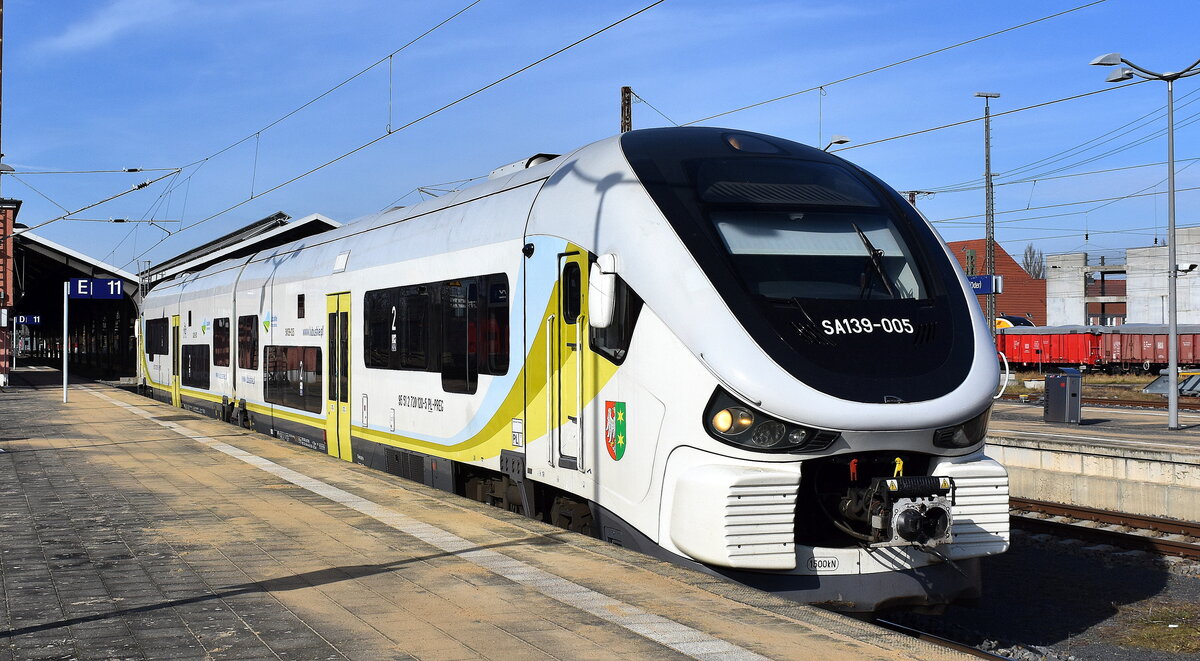 Die polnische Regionalbahn Polregio sp. z o.o. mit ihrem Pesa Link  SA139-005  (NVR:  95 51 2 720 120-5 PL-PREG.... ) als RB91 nach Zielona Gora Gl. in Polen am 24.02.25 Abfahrt Bahnhof Frankfurt (Oder).