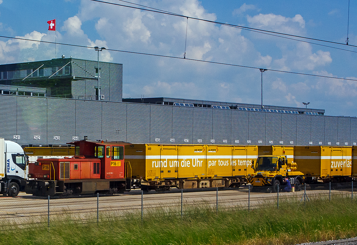 Die Post-Lok P 16 – Tm 237 916-2 der Schweizerischen Post AG (La Poste Suisse) mit einem Postzug am 29.05.2012 beim Paketzentrum Daillens. Rechts steht noch ein ZW-UNIMOG mit weiteren Postwagen. Aufnahme aus einem Zug heraus.

Die Lok wurde 1999 von Stadler unter der Fabriknummer 522 gebaut und an die La Poste Suisse in Daillens als Lok P16 geliefert. Im Jahr 2016 ging die Lok an die Sersa Group AG wo sie nun unter der Nummer 98 85 5233 916-6 CH-SERSA geführt wird. Ob sie zuvor modernisiert wurde ist mir unklar. Wobei vermutlich hat die Schweizerische Post die Eisenbahndienstleitung einfach an die Sersa ausgelagert.

Für die neuen Paketzentren bestellt die Post bei Stadler drei dieselelektrische Rangierlokomotiven. Sie entsprechen dem 1998 an die Dreispitzverwaltung gelieferten Tm 237 860. Der Dieselmotor treibt einen Generator an, der den Fahrmotor antreibt, der über Gelenkwellen auf beide Achsen wirkt. Die als P 16 bis P 18 bezeichneten Fahrzeuge erhalten ebenfalls die UIC-Bezeichnung Tm 237 916 bis 918. Dabei kommt es zu Doppelbelegungen mit anderen Fahrzeugen. Das Fahrzeug 16 kommt in Daillens, 17 in Härkingen und 18 in Frauenfeld zum Einsatz. Der Traktor P 18 hat am 19. Januar 2011 in Frauenfeld einen schweren Rangierunfall erlitten. Das Fahrzeug wurde in der zweiten Hälfte 2011 abgebrochen.


