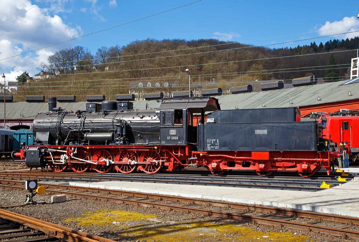 Die preuß. G10 Schlepptender-Güterzuglokomotive 57 3088 (ex G10 6011 Halle, ex DB 057 088-7) am 05.04.2015 im Südwestfälische Eisenbahnmuseum in Siegen.

Die Lok wurde 1922 von Rheinmetall unter der Fabriknummer 550 gebaut und als G10 6011 Halle an die Deutsche Reichsbahn geliefert, 1925 erfolgte die um Bezeichnung in DR 57 3088 (nach dem Krieg DB 57 3088). Kurz vor der z-Stellung am 10.06.1968 wurde sie zum 01.01.1968 noch in DB 057 088-7 umgezeichnet. Am 24.06.1970 schied sie aus dem Bestand der DB aus. Von 1974 bis 2002 war sie als Denkmal auf dem Gelände des Bahnbetriebswerks Haltingen aufgestellt (mit Unterbrechungen als Ausstellungstück). Nachdem der Personalbestand in Haltingen zur Pflege gemäß den Auflagen des VM Nürnberg nicht mehr ausreichte, kam sie 2002 nach Siegen.

Die Preußische G 10 war eine Güterzug-Schlepptenderlok, die auf Basis des Fahrgestells der Preußischen T 16 und des Kessels der Preußischen P 8 entwickelt wurde.
Bei der Entwicklung der G 10 wurde das Fahrwerk der T 16 mit der seitenverschiebbaren ersten und fünften Achse deutlich modifiziert - die T 16 wurde danach mit diesem modifizierten Fahrwerk als T 16.1 weiter-gebaut. Die G 10 war für den schweren Güterzugdienst auf Hauptstrecken vorgesehen, durch ihre niedrigere Achslast konnte sie aber flexibler als die in etwa leistungsgleiche Preußische G 8.1 eingesetzt werden. Die G 10 wurde vereinzelt sogar auch im Personenzugdienst verwendet.

Technische Daten der Baureihe:
Baujahre: 1910 bis 1925
Gebaute Stückzahl: über 3.000 (für Deutschland 2.677)
Spurweite: 1.435 mm
Achsfolge/Bauart: E h2
Gattung: G 55.15
Treibrad-Durchmesser	: 1.400 mm
Eigengewicht: 76,6 t
Dienstgewicht (Lok und Tender): 115t
Radsatzfahrmasse: 15,3 t
Länge über Puffer: 18.912 mm
Geschwindigkeit: 	60 km/h
Leistung: 809 kW (1.100 PS)
Kesseldruck: 12 bar
Zylinderzahl: 2
Zylinder-Durchmesser: 630 mm
Kolbenhub: 660 mm
Rostfläche: 2,58 qm
Verdampfungs-Heizfläche: 146,00 qm
Überhitzer-Heizfläche: 58,90 qm
Tender: pr. 3 T 16,5
Kohlevorrat: 7 t
Wasservorrat: 16,5 m³
