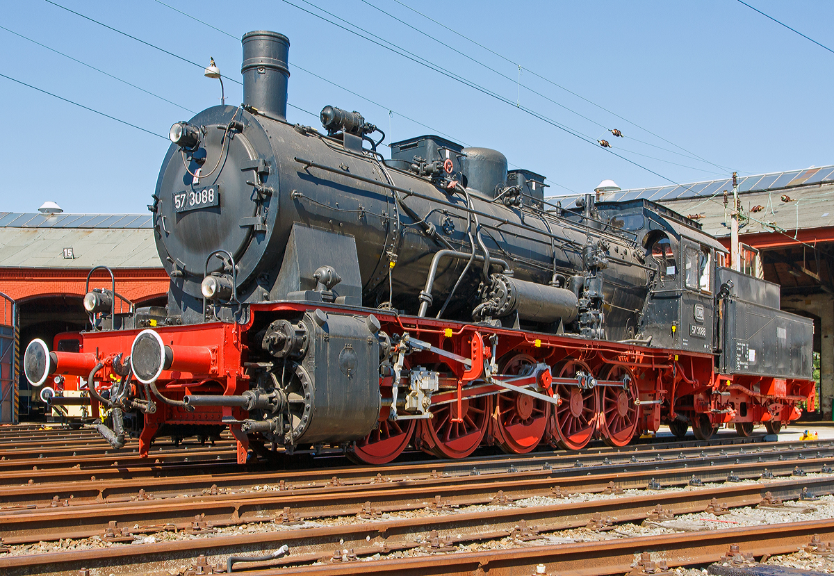 
Die preuß. G10 Schlepptender-Güterzuglokomotive 57 3088 (ex G10 6011 Halle, ex DB 057 088-7) am 30.08.2015 im Südwestfälische Eisenbahnmuseum in Siegen.

Die Lok wurde 1922 von Rheinmetall unter der Fabriknummer 550 gebaut und als G10 6011 Halle an die Deutsche Reichsbahn geliefert, 1925 erfolgte die um Bezeichnung in DR 57 3088 (nach dem Krieg DB 57 3088). Kurz vor der z-Stellung am 10.06.1968 wurde sie zum 01.01.1968 noch in DB 057 088-7 umgezeichnet. Am 24.06.1970 schied sie aus dem Bestand der DB aus. Von 1974 bis 2002 war sie als Denkmal auf dem Gelände des Bahnbetriebswerks Haltingen aufgestellt (mit Unterbrechungen als Ausstellungstück). Nachdem der Personalbestand in Haltingen zur Pflege gemäß den Auflagen des VM Nürnberg nicht mehr ausreichte, kam sie 2002 nach Siegen.

Die Preußische G 10 war eine Güterzug-Schlepptenderlok, die auf Basis des Fahrgestells der Preußischen T 16 und des Kessels der Preußischen P 8 entwickelt wurde.
Bei der Entwicklung der G 10 wurde das Fahrwerk der T 16 mit der seitenverschiebbaren ersten und fünften Achse deutlich modifiziert - die T 16 wurde danach mit diesem modifizierten Fahrwerk als T 16.1 weiter-gebaut. Die G 10 war für den schweren Güterzugdienst auf Hauptstrecken vorgesehen, durch ihre niedrigere Achslast konnte sie aber flexibler als die in etwa leistungsgleiche Preußische G 8.1 eingesetzt werden. Die G 10 wurde vereinzelt sogar auch im Personenzugdienst verwendet.