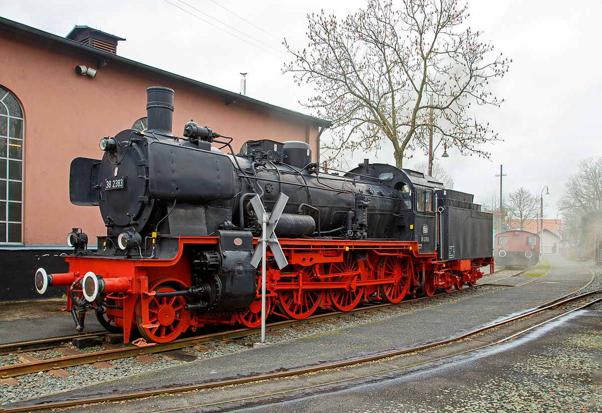 
Die Preußische P 8 Dampflokomotive 38 2383, ex DB 038 382-8, ex DRB 38 2383, ex KPEV, am 26.03.2016 im Deutschen Dampflokomotiv-Museum DDM in Neuenmarkt-Wirsberg.

Die Preußische P 8 wurde 1919 von Henschel Sohn in Kassel (damals noch Cassel geschrieben) unter der Fabriknummer 16539 gebaut und als P 8 2535 Elberfeld an die Königlich Preußische Eisenbahn Verwaltung geliefert. Gekuppelt ist die Lok mit einem Tender vom Typ 2'2' T21,5, der ursprüngliche wurde 1950 gegen den von der Lok 38 3138 getauscht.

Die Lok wurde im Juni 1974 bei der DB ausgemustert  und ging im gleichen Jahr  ans  DDM - Deutsches Dampflokmuseum.

