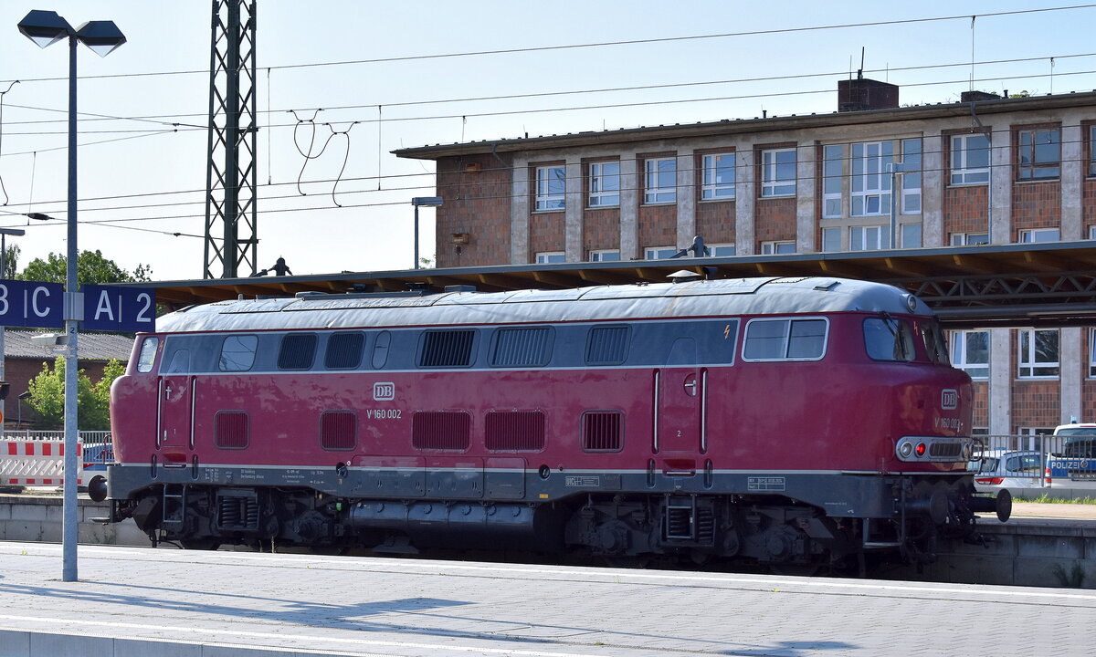 Die Privatlok  V 160 002  (NVR:  92 80 1216 002-6 D-LOLLO ) am 12.06.25 Durchfahrt Bahnhof Stendal Hbf.