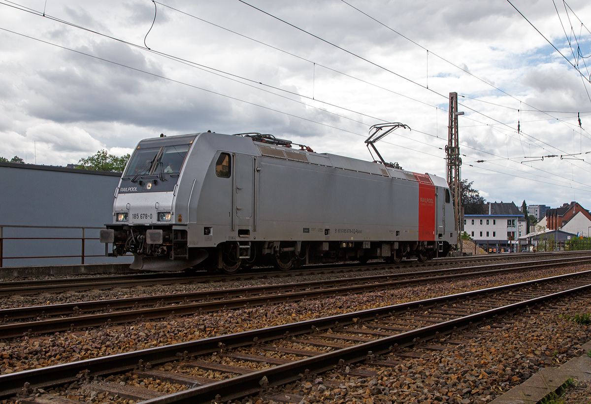 Die Railpool 185 678-0 (91 80 6185 678-0 D-Rpool) fährt am 31.07.2021 als Tfzf (Triebfahrzeugfahrt) bzw. Lz (Lokzug) durch Siegen in Richtung Dillenburg.

Die TRAXX F140 AC2 wurde 2009 von Bombardier in Kassel unter der Fabriknummer 34700 gebaut. 