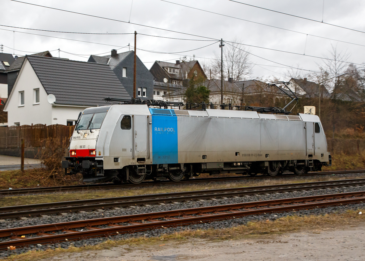 
Die Railpool 186 101 (91 80 6186 101-2 D-Rpool) fährt am 10.02.2019 als LZ durch Mudersbach in Richtung Köln.

Die TRAXX F140 MS wurde 2006 von Bombardier in Kassel unter der Fabriknummer 34299 gebaut. Die Multisystemlokomotive hat die Zulassungen bzw. besitzt die Länderpakete für Deutschland, Österreich, Schweiz, Italien und die Niederlande. 
