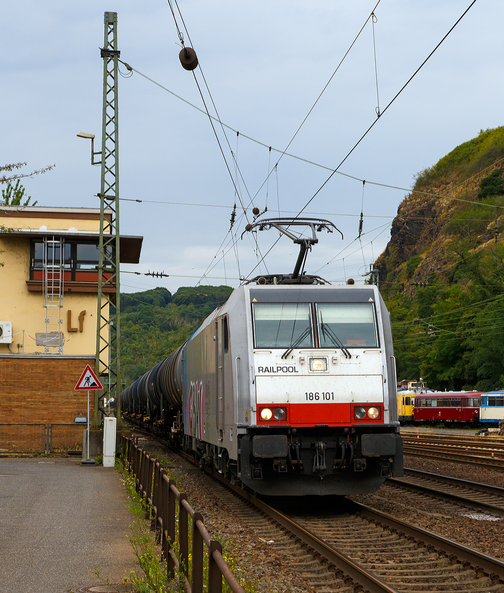 
Die Railpool 186 101 (91 80 6186 101-2 D-Rpool) fährt am 03.08.2020 mit einem Kesselwagenzug durch Linz am Rhein in Richtung Süden. 

Die TRAXX F140 MS wurde 2006 von Bombardier in Kassel unter der Fabriknummer 34299 gebaut. Die Multisystemlokomotive hat die Zulassungen bzw. besitzt die Länderpakete für Deutschland, Österreich, Schweiz, Italien und die Niederlande. 