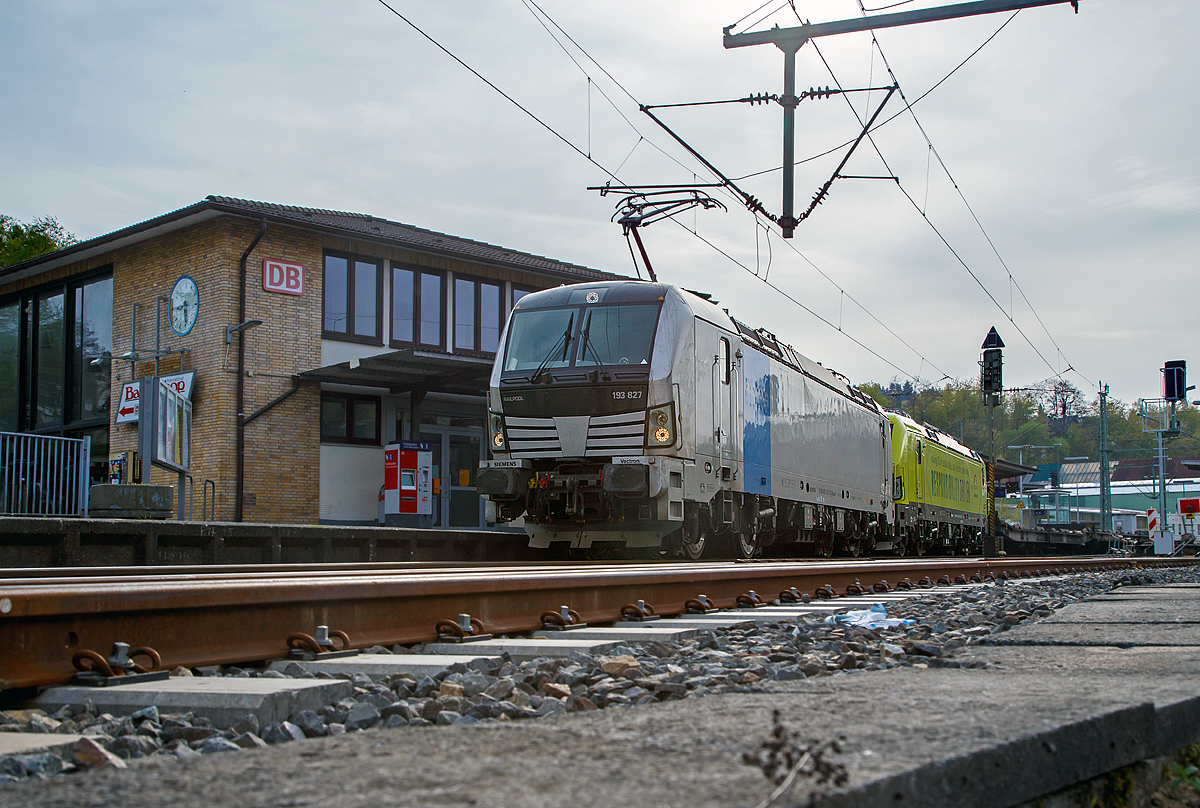 Die Railpool Vectron AC 193 827-3 (91 80 6193 827-3 D-Rpool) mit der kalten Alpha Trains Vectron MS 193 552-7 (91 80 6193 552-7 D-ATLU) und einem leeren RoLa-Zug am Haken, f�hrt am 24.04.2017 durch den Bahnhof Betzdorf (Sieg) in Richtung Siegen.

Beide Siemens Vectron sind z.Z. an die  TXL - TX Logistik AG vermietet. Beide Loks wurden hintereinander 2016 von Siemens gebaut, die AC Vetron 193 827-3 unter der Fabriknummer 22188 und die MS Vectron unter der Fabriknummer 22189. Die 6,4 MW AC Vectron hat die Zulassung f�r Deutschland, �sterreich, Ungern und Rum�nien (Hg bis 200 km/h), die 6,4 MW MS Vectron hat die Zulassung f�r Deutschland, �sterreich und Italien (Hg bis 160 km/h).