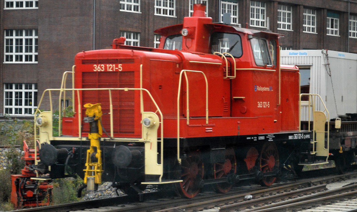 Die Railsystems RP GmbH Lok 363 121-5 (98 80 3363 121-5 D-RPRS, MaK Bj.1963) zusammen mit der Fa. Balfour Beatty bei Bahnbauarbeiten Zwischen Berlin Frankfurter Alle und Ostkreuz, 30.09.14 (Bild aus dem S-Bahnfenster)
