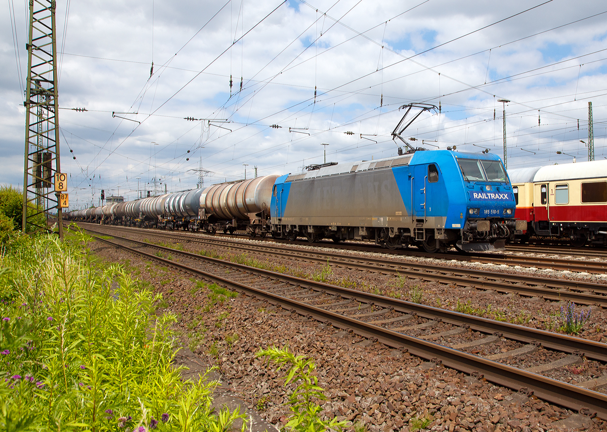 
Die Railtraxx 185 510-5 (91 80 6185 510-5 D-RTX) fährt am 18.06.2017 mit einem Kesselwagenzug durch Koblenz-Lützel in Richtung Süden.