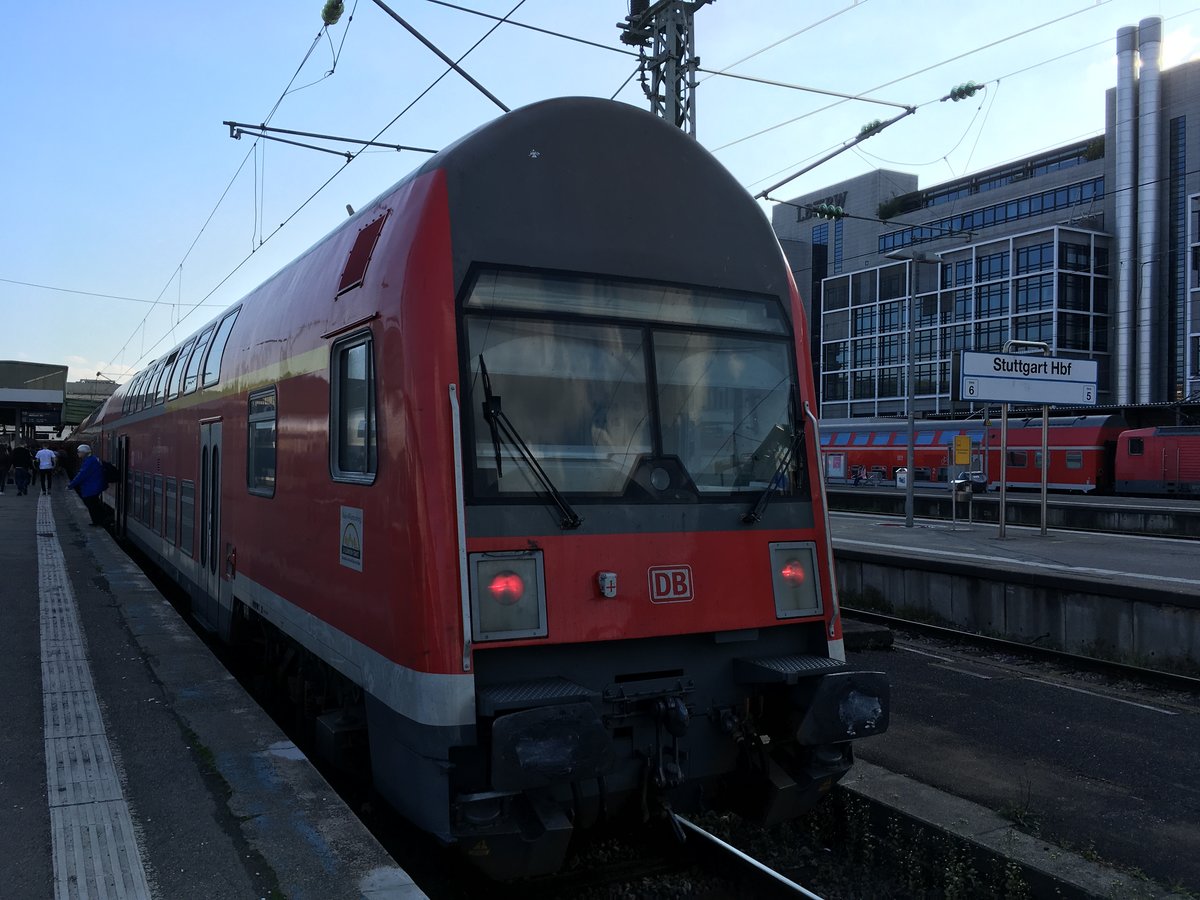 Die RB´s Stuttgart - Heilbronn (-Neckarsulm/Osterburken) werden ca. halb halb von DR Dosto und n Wagen gefahren.

Am 05.05.17 kam eine 5 Wägige DR Dosto Garnitur aus Heilbronn in Stuttgart eingefahren.