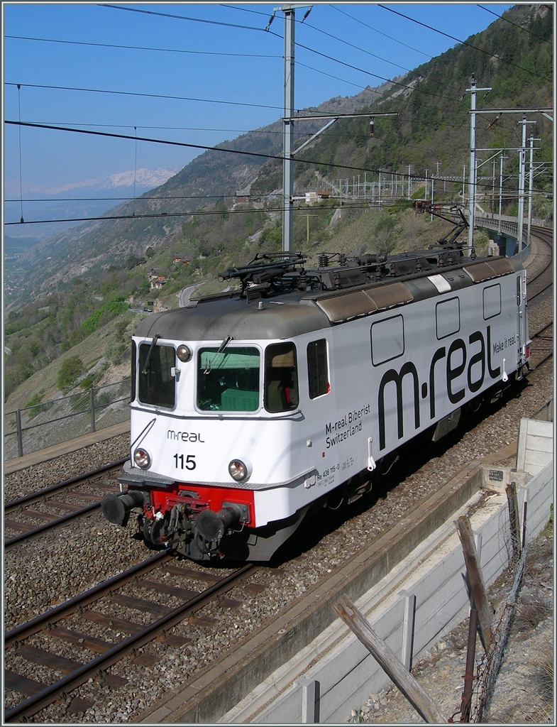 Die Re 4/4 III (436 115) auf Solo-Tal-Fahrt kurz nach Hohtenn.

21. April 2007