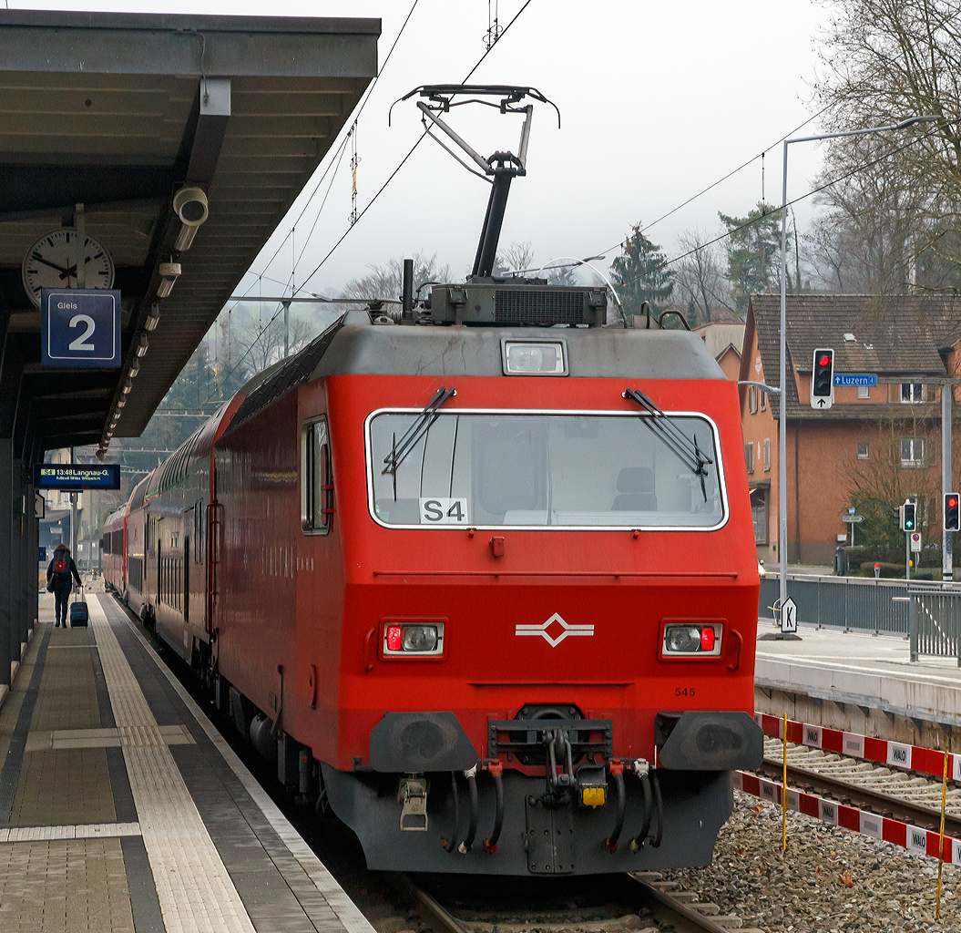 Die Re 456 545-3, SZU Bezeichnung Re 545 (91 85 4 456 106-4 CH-SZU) der SZU Sihltal Zürich Uetliberg Bahn AG mit der S4 Sihltalbahn fährt am 30.12.2015 vom Bahnhof Zürich-Leimbach weiter in Richtung Sihlwald.

Die KTU-Lok wurde 1993 von der SLM Winterthur (Schweizerische Lokomotiv- und Maschinenfabrik) unter der Fabriknummer 5579 gebaut, der elektrische Teil ist von ABB.

Die SLM Re 456 ist eine vierachsige Lokomotive in Umrichtertechnik, die in den späten Achtzigerjahren von SLM und BBC (später ABB) entwickelt und für Schweizer Privatbahnen konstruiert wurde. Die Lokomotive wird daher gelegentlich als KTU-Lok bezeichnet, kurz für  Konzessionierte Transport-Unternehmungen  (KTU).

Technische Daten:
Spurweite: 1.435 mm (Normalspur)
Achsfolge: Bo' Bo'
Dauerleistung: 3.200 kW
Höchstgeschwindigkeit: 130 km/h
Gewicht:  68.0 t 
Länge über Puffer: 16.600 mm
Kleinster befahrb. Gleisbogen: R 150 m
Fahrleitungsspannung: 15000 V, 16.7 Hz ~