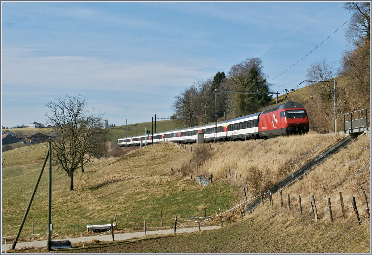 Die Re 460 007-8 ist mit ihrem IR von Luzern nach Genève Aéroport zwischen Neyruz und Cottens unterwegs, damals zierten nach alte Fahrleitungsmaste diesen Streckenabschnitt.

12. März 2012