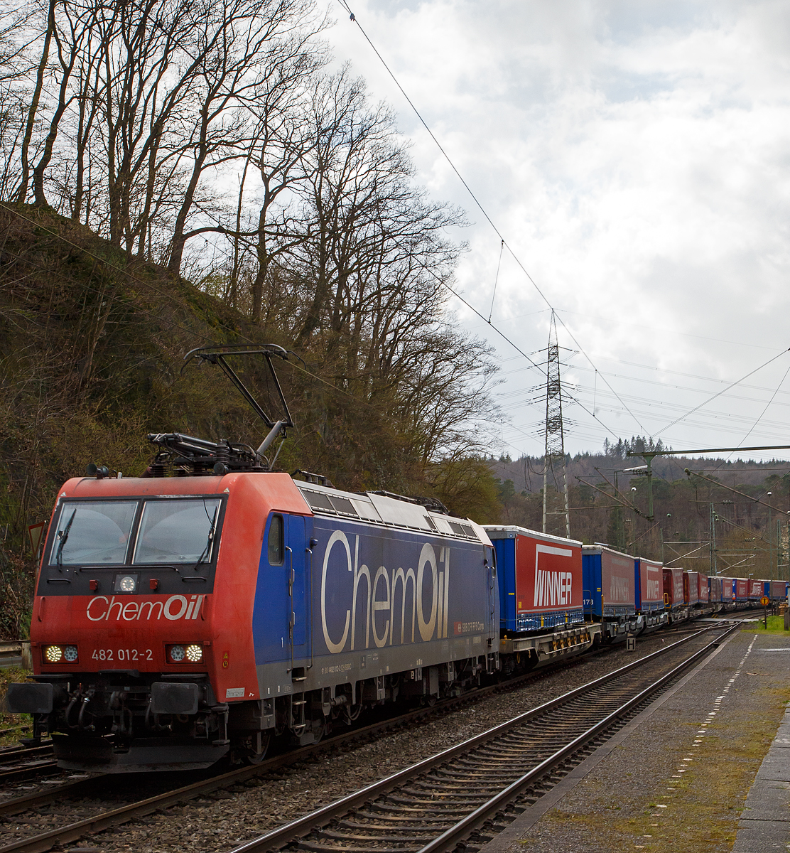 Die Re 482 012-2 „ChemOil“ (91 85 4482 012-2 CH-SBBC) der SBB Cargo AG fährt am 09.04.2022, mit einem „Winner“-KLV -Zug durch Scheuerfeld (Sieg) in Richtung Siegen.

Die TRAXX F140 AC1 wurde 2002 von Bombardier in Kassel unter der Fabriknummer  33527 gebaut und an die SBB Cargo AG geliefert. Sie hat die Zulassungen und Zugbeeinflussungssysteme für die Schweiz und Deutschland. Zurzeit ist sie an die SBB Cargo International AG vermietet.
