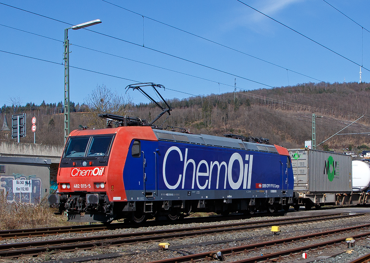 Die Re 482 015-5 „ChemOil“ (91 85 4482 015-5 CH-SBBC) der SBB Cargo AG f�hrt am 29.03.2021, mit einem HUPAC-KLV/Container-Zug durch Niederschelden in Richtung K�ln.

Die TRAXX F140 AC1 wurde 2003 von Bombardier in Kassel unter der Fabriknummer  33563 gebaut und an die SBB Cargo AG geliefert. Sie hat die Zulassungen und Zugbeeinflussungssysteme f�r die Schweiz und Deutschland. Zurzeit ist sie an die SBB Cargo International AG vermietet.
