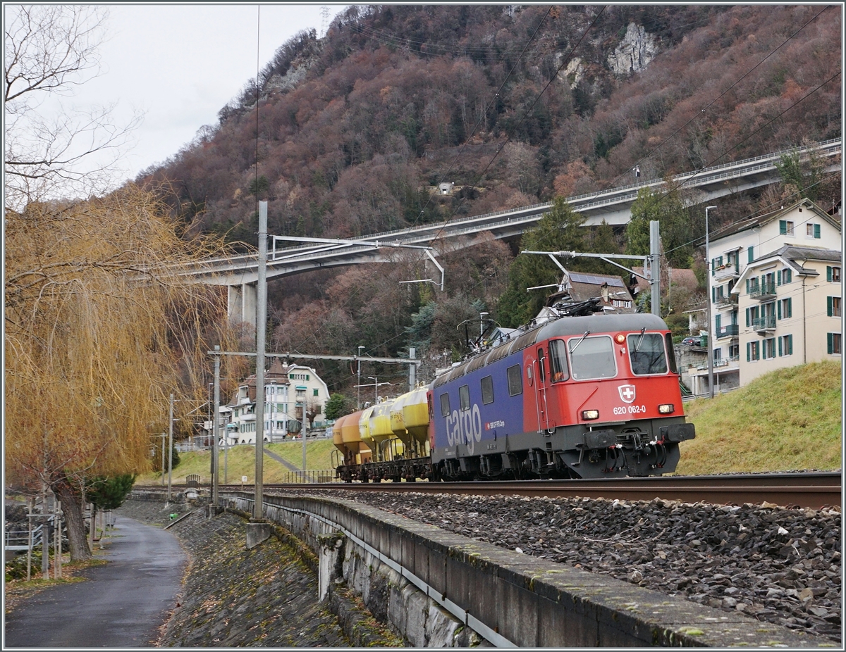 Die Re 6/6 11662 (RE 620 062-0)  Reuchenette-Péry  mit einem kurzen Güterzug kurz vor Villeneuve. 

23. Dez 2020