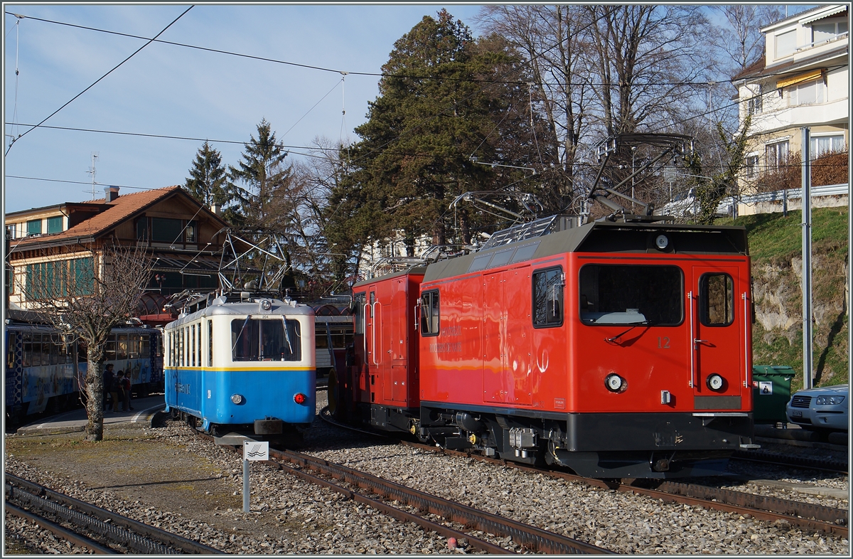 Die recht massige Hem 2/2 12 und der zierliche Beh 2/4 204 in Glion.
8. Dez. 2015