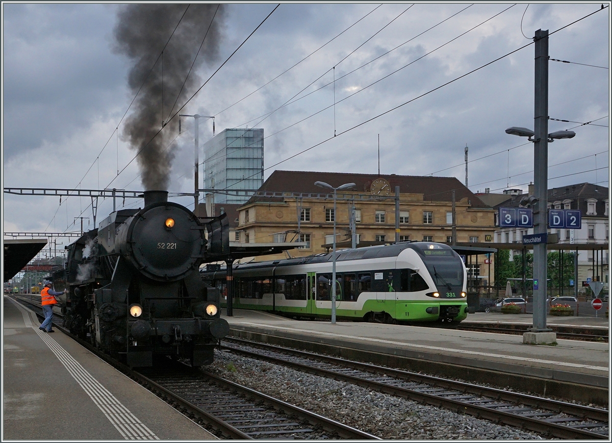 Die Reise zur Blonay - Chamby Bahn beginnt weit von der Museumsbahn entfernt, in Neuchâtel, wo es die 1943 von der Berliner Maschienenbau Actien Geschellschaft (vormals LSchwartzkopff) unter der Fabriknummer 12236 gebauten 52 221 einen Extrazug zum Dampffestival der B-C bespannte.
14. Mai 2016
