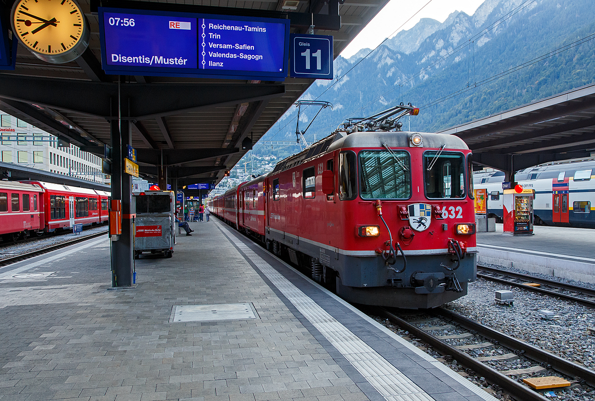 Die RhB Ge 4/4 II 632 „Zizers“ steht am 07.09.2021im Bahnhof Chur mit dem RE 1721 nach Disentis/Mustér zur Abfahrt bereit. Wir fahren mit dem Zug.

Die Ge 4/4 II der zweiten Serie 632 „Zizers“ wurde 1984 von SLM und BBC gebaut, am 5. Januar 2007 wurde die Lok durch einen Felssturz auf der Strecke Chur–Ilanz schwer beschädigt, nachdem sie in der Nähe des Bahnhofs Valendas entgleist war und Teile einer Galerie mitgerissen hatte. Die Maschine wurde auf dem alten Unterbau mit einem neuen Kasten wiederhergestellt. Bei dieser Gelegenheit wurden die Modernisierungen durchgeführt, die im Zuge des Refit-Programms bei allen Maschinen des Typs Ge 4/4 II anstanden. Am 30. März 2008 verließ die Maschine die Werkstätten.
