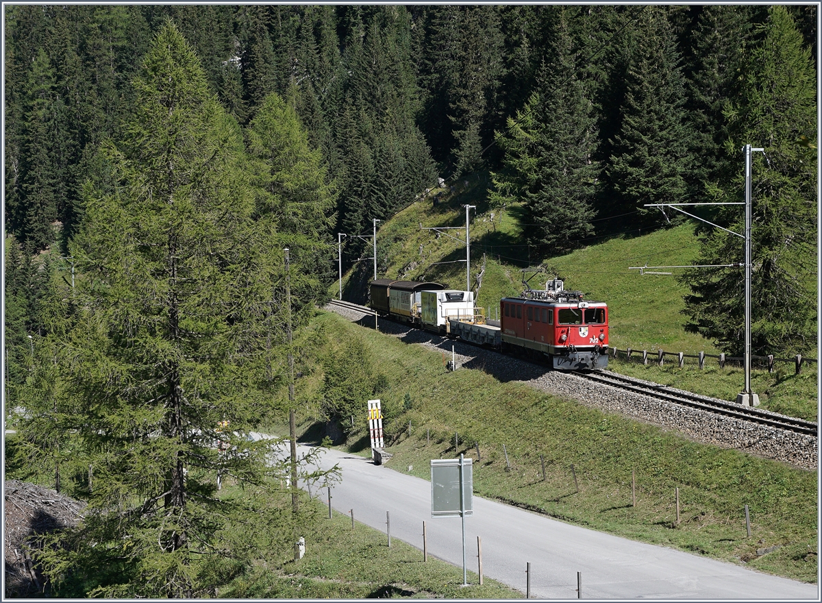 Die RhB Ge 6/6 II 702 erreicht mit ihrem Güterzug in Kürze Preda.
14. Sept. 2016