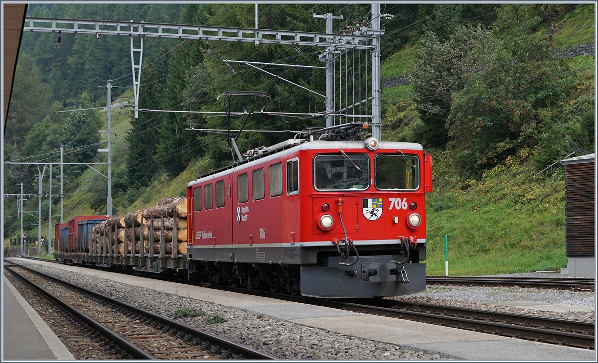 Die RhB Ge 6/6 II 706 mit einem Güterzug Richtung Samedan beim Kreuzungshalt in Bergün Bravuogn.
15.09.2016