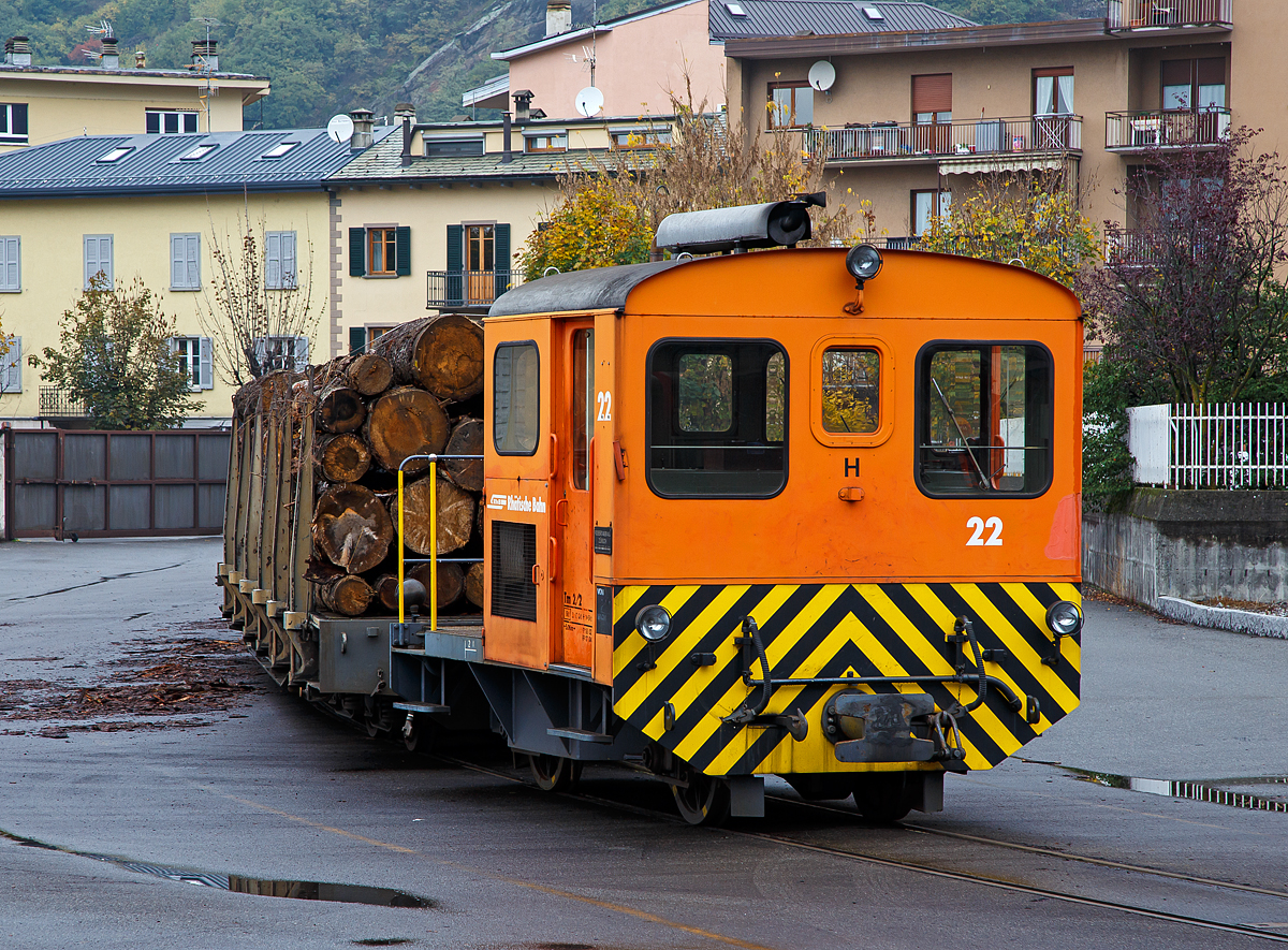 Die RhB Tm 2/2 22, ex RhB Tm 2/2 58, steht am 02.11.2019 mit drei angehangenen und mit Rundholz beladenen Flachwagen vom Typ “Sp-w“ der Serie 8271 – 8300 beim Bahnhof Tirano. 

Der Traktor vom Typ RACO 55 LA 4 wurde 1965 von RACO (Robert Aebi AG) unter der Fabriknummer 1717 gebaut. Im Jahr 1989 erfolgte die Remotorisierung mit einem Cummins Motor vom Typ 4BT 3.9 und die Umzeichnung in Tm 2/2 22.

Leider auch schon historisch: Dieser Rangiertraktor wurde im Februar 2021 abgebrochen. Alle RACO (55 LA 4) Rangiertraktor Tm 2/2 15 bis 26 wurden von der RhB ausrangiert und verkauft bzw. abgebrochen.