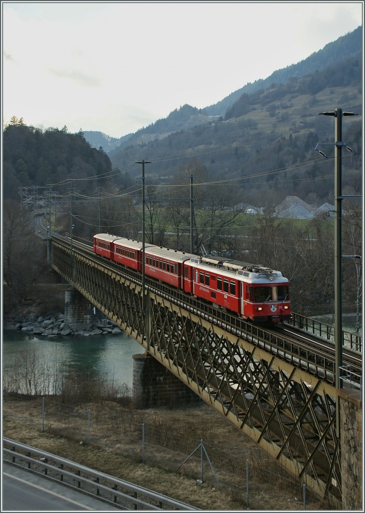 Die RhB wohl gut 40 Jahre alten Be 4/4 Pendelzüge verkehren als S-Bahn S1 und S2 zwischen Schiers und Thusis. Hier ist eine solcher Be 4/4 Pendelzug auf der Rheinbrücke bei Reichenau Tamins zu sehen. 
15. März 2013  