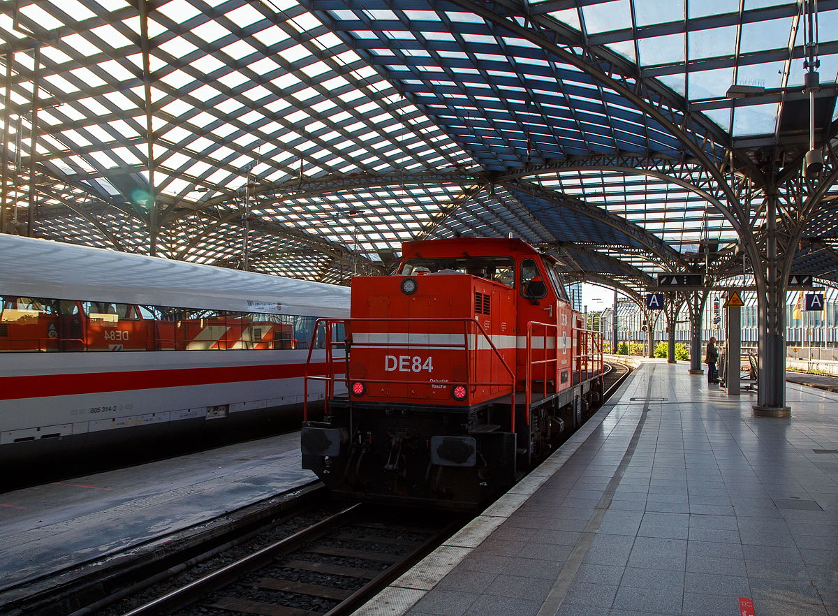 Die RheinCargo DE 84 (98 80 0272 022-1 D-RHC), ex HGK DE 84, eine MaK DE 1002, am 14.05.2022 im Hauptbahnhof K�ln. 

Die Lok wurde 1993 von der Krupp MaK Maschinenbau GmbH in Kiel unter der Fabriknummer 1000885 gebaut und an die H�fen und G�terverkehr K�ln AG (HGK) geliefert, der elektrische Teil ist von ABB. 16 dieser dieselelektrischen Lokomotiven vom Typ MaK DE 1002 mit einer Leistung von 1.320 kW wurden 1986, 1987 und 1993 f�r die HGK gebaut und geliefert. Im Jahr 2012 schlossen sich die H�fen und G�terverkehr K�ln AG (HGK) und die Neuss-D�sseldorfer H�fen GmbH & Co. KG (NDH) zur heutigen RheinCargo GmbH & Co. KG zusammen.

TECHNISCHE DATEN:
Spurweite: 1.435 mm
Achsfolge: Bo´Bo´
L�nge �ber Puffer: 13.100 mm
Drehzapfenabstand: 6.800 mm
Achsabstand im Drehgestell: 2.100 mm
gr��te Breite 3.100 mm
gr��te H�he �ber Schienenoberkante: 4.220 mm
Treibraddurchmesser: 1000 mm (neu)
kleinster befahrbarer Gleisbogen: 60 m
Dienstgewicht: 90 t
Kraftstoffvorrat: 2.900 l
Motor: MWM (Motorenwerke Mannheim) TBD604BV12 Dieselmotor
Leistung: 1.320 kW (1.795 PS) bei 1.800/min
Hersteller der Leistungs�bertragung ist ABB (Generator, Fahrmotoren)
H�chstgeschwindigkeit: 90 km/h

F�r die Niederl�ndische Staatsbahn (NS) wurde auf Basis der DE 1002 die MaK DE 6400 entwickelt.