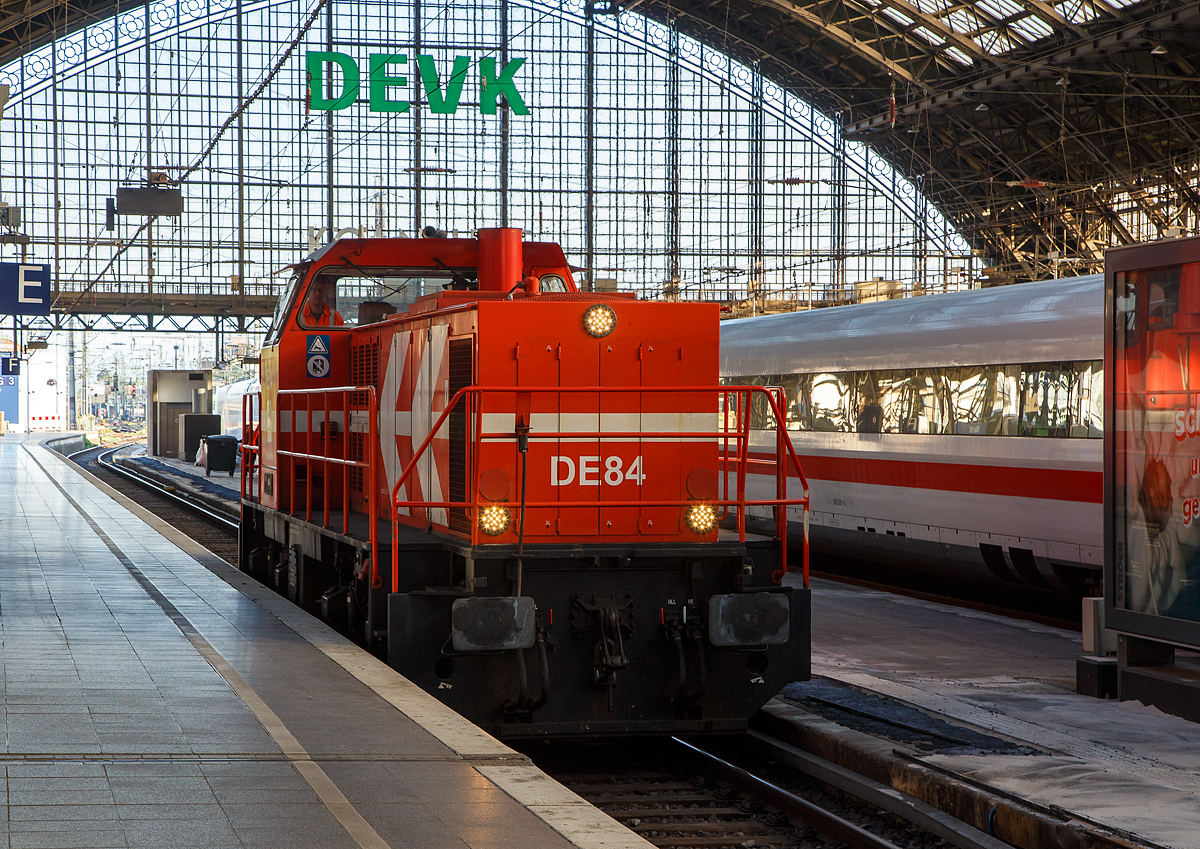Die RheinCargo DE 84 (98 80 0272 022-1 D-RHC), ex HGK DE 84, eine MaK DE 1002, am 14.05.2022 im Hauptbahnhof K�ln. 

Die Lok wurde 1993 von der Krupp MaK Maschinenbau GmbH in Kiel unter der Fabriknummer 1000885 gebaut und an die H�fen und G�terverkehr K�ln AG (HGK) geliefert, der elektrische Teil ist von ABB. 16 dieser dieselelektrischen Lokomotiven vom Typ MaK DE 1002 mit einer Leistung von 1.320 kW wurden 1986, 1987 und 1993 f�r die HGK gebaut und geliefert. Im Jahr 2012 schlossen sich die H�fen und G�terverkehr K�ln AG (HGK) und die Neuss-D�sseldorfer H�fen GmbH & Co. KG (NDH) zur heutigen RheinCargo GmbH & Co. KG zusammen.

TECHNISCHE DATEN:
Spurweite: 1.435 mm
Achsfolge: Bo´Bo´
L�nge �ber Puffer: 13.100 mm
Drehzapfenabstand: 6.800 mm
Achsabstand im Drehgestell: 2.100 mm
gr��te Breite 3.100 mm
gr��te H�he �ber Schienenoberkante: 4.220 mm
Treibraddurchmesser: 1000 mm (neu)
kleinster befahrbarer Gleisbogen: 60 m
Dienstgewicht: 90 t
Kraftstoffvorrat: 2.900 l
Motor: MWM (Motorenwerke Mannheim) TBD604BV12 Dieselmotor
Leistung: 1.320 kW (1.795 PS) bei 1.800/min
Hersteller der Leistungs�bertragung ist ABB (Generator, Fahrmotoren)
H�chstgeschwindigkeit: 90 km/h

F�r die Niederl�ndische Staatsbahn (NS) wurde auf Basis der DE 1002 die MaK DE 6400 entwickelt.
