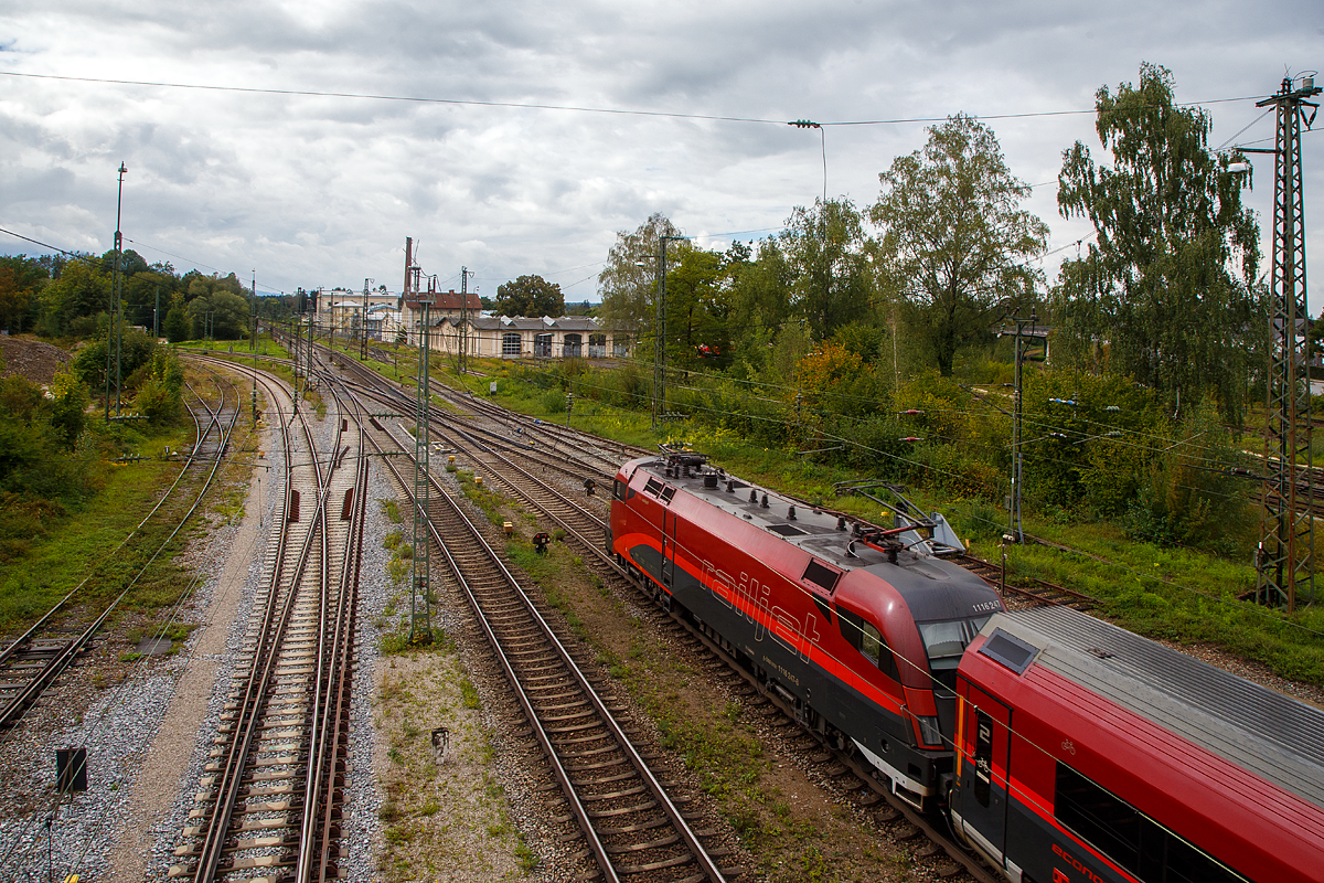 Die RJ Taurus II �BB 1116 247 (A-�BB 91 81 1116 247-8) rauscht am 11.09.2022, mit einem �BB railjet, durch Freilassing in Richtung M�nchen. Er bef�hrt die Bahnstrecke Rosenheim–Salzburg (KBS 951), nach links zeigt hier die Bahnstrecke Freilassing–Bad Reichenhall (KBS 954) ab.

Hinten das ehemaligen Bahnbetriebswerks, vorne der  Rechteckschuppen und dahinter die die heutige „Lokwelt Freilassing“.

