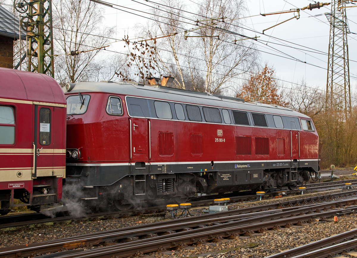 
Die RP 215 001-9 (eigentlich 92 80 1225 001-7 D-RPRS) der Railsystems RP GmbH, ex DB 225 001-7, ex DB 215 001-9, am 05.12.2015 als Schublok von dem Dampfsonderzug M�nster - Hagen - Gie�en - Marburg/Lahn (DPF 79385) bei der Einfahrt in den Bahnhof Kreuztal.