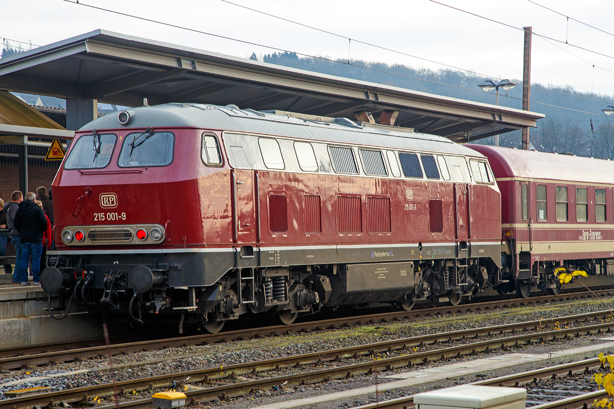 
Die RP 215 001-9 (eigentlich 92 80 1225 001-7 D-RPRS) der Railsystems RP GmbH, ex DB 225 001-7, ex DB 215 001-9, am 05.12.2015 im Bahnhof Kreuztal, als Schublok von dem Dampfsonderzug M�nster - Hagen - Gie�en - Marburg/Lahn (DPF 79385).

Die V 163 wurde 1968 von Krupp unter der Fabriknummer 4980 gebaut und als 215 001-9 an die Deutsche Bundesbahn geliefert. Im Jahr 2001 erfolgte die Umzeichnung und Umbau der Lok 225 001-7. Die Ausmusterung erfolgte im Dezember 2011. �ber ALS - ALSTOM Lokomotiven Service GmbH in Stendal kam sie dann zur Railsystems RP GmbH.

Technische Daten:
Spurweite:  1.435 mm
Achsformel:  B'B'
L�nge:  16.400 mm
Drehzapfenabstand:  8.600 mm
Drehgestellachsstand:  2.800 mm
Gesamtradstand: 11.400 mm
Gewicht: 80 Tonnen
Radsatzfahrmasse:  20,0 Tonnen
H�chstgeschwindigkeit: 130 km/h 
Motorentyp: MTU MA 12V 956 TB (ein V12-Zylinder-Turbo- Diesel-Motor, MA = urspr�nglich MAN Konstruktion)
Dauerleistung: 1.840 kW (2.500 PS)
Nenndrehzahl: 1500 min-1
Leistungs�bertragung: hydraulisch 
Getriebe: Voith L 820 rs  
Tankinhalte: 3.050 l (Kraftstoff) / 2.850 l (Wasser) / 690 l (Heiz�l) / 320 kg Sand

