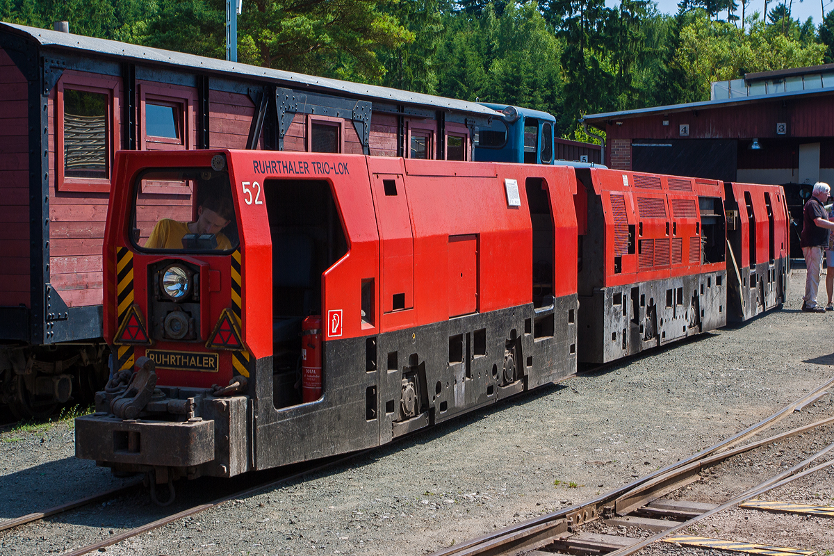 Die Ruhrthaler G160 Trio Grubenlokomotive Lok 49 der FGF (Feld- und Grubenbahnmuseum Fortuna, Solms), ex Lok 52 Bergwerk Niederberg (Neukirchen-Vluyn), am 07.07.2013 beim Fahrtag der FGF in Solms-Oberbiel.

Bei dieser modernen Maschine handelt es sich um die größte und schwerste deutsche Grubenlok, die je für die Spurweite 600 mm gebaut wurde. Die dreiteilige Hauptstreckenlokomotive wurde speziell für die Kohleförderung des Bergwerks Niederberg entwickelt und 1992-96 in insgesamt 8 Exemplaren produziert.

Die Anforderung des Bergwerks, 60-Wagen-Züge von 554 Tonnen Gewicht auf einer neun Kilometer langen Untertagestrecke zu ziehen und auf 80 Metern abzubremsen, ließ sich mit den bis dahin eingesetzten Doppel-Loks nicht erfüllen. Deshalb verfügt die Trio-Lok außer einem Motorwagen (Mitte) und dem nicht angetriebenen Bremswagen über einen zweiten angetriebenen Bremswagen. Beide Bremswagen sind mit einem geräumigen Führerhaus und zusätzlichen Sitzgelegenheiten für Personentransport (insgesamt 12) ausgerüstet. 

Im Unterschied zu den anderen Grubenlokomotiven des FGF ist diese Maschine mit viel Elektronik und hydraulischen Komponenten ausgestattet: So verfügt sie über ein Anti-Blockier-System (ABS), ein System gegen das Durchdrehen der Räder, einen Sicherheits-Fahrschalter wie bei Normalspurlokomotiven, klimatisierte Führerhäuser und hydraulisch ausschwenkbare Arme zum Rangieren eines Wagenzuges auf dem Parallelgleis. 

Der Motor wird normalerweise als Hilfsmotor auf Großschiffen verwendet und leistet 540 PS. Um die Abgaswerte im Grubenbetrieb zu optimieren, wurde er für den Einsatz in der Trio-Lok auf 181 PS gedrosselt.
Nachdem das Bergwerk Niederberg im Jahre 2002 stillgelegt wurde, gelang es dem FGF, eine der Maschinen zu bekommen und damit für die Nachwelt zu erhalten. Im Oktober 2002 gelang es mit Hilfe von zwei Spezialisten, die Maschine in Betrieb zu nehmen. Die Trio-Lok verkörpert den Höhepunkt des über 100-jährigen deutschen Grubenlokbaus.


TECHNISCHE DATEN:
Hersteller / Type:  Ruhrthaler  G 160 Trio (ex G150H-H/2)
Fabriknummer:  3894
Baujahr:  1969 als G 150 H, umbau zur G 160 Trio 1996
Spurweite: 600 mm
Achsformel: 2+B+B
Motor:  6 Zylindern KHD Dieselmotor vom Typ A6M816
Leistung: 133 kW (von 540 auf 181 PS gedrosselt)
Dienstgewicht:  54,0 t
Länge über Puffer:  18.000 mm
Achsstand:  1.850 mm
Zugkraft: 6.000 kg (60 kN)
Max. Zuglänge bei 5 m³-Wagen: 60 mit Kohle, 40 mit Berg (Abraum) oder 60 leere Wagen
Geschwindigkeit:  14,4 km/h
Zustand:  betriebsfähig 