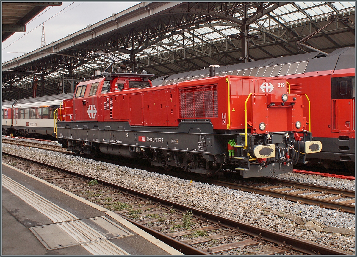Die SBB Aem 940 019 (Aem 91 85 4 940 019-3 CH-SBBI) wartet in Lausanne auf Gleis 2 auf die baldige  Weiterfahrt. 

20. Januar 2022