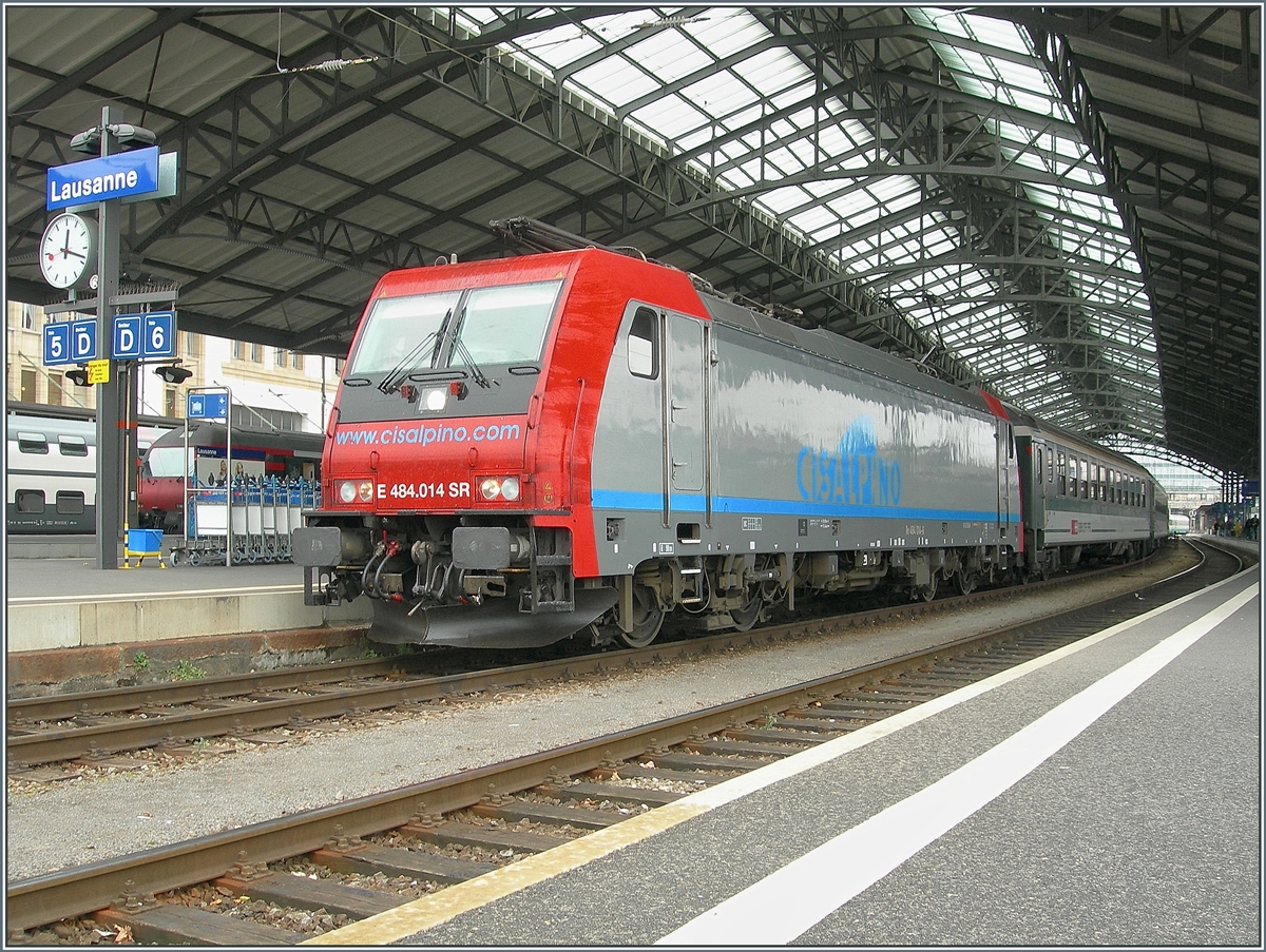 Die von SBB Cargo an  Cisalpino SA  vermietete SBB Re 484 014 ist mit ihrem CIS EC von Milano nach Genève in Lausanne eingetroffen. 

10. Nov. 2007