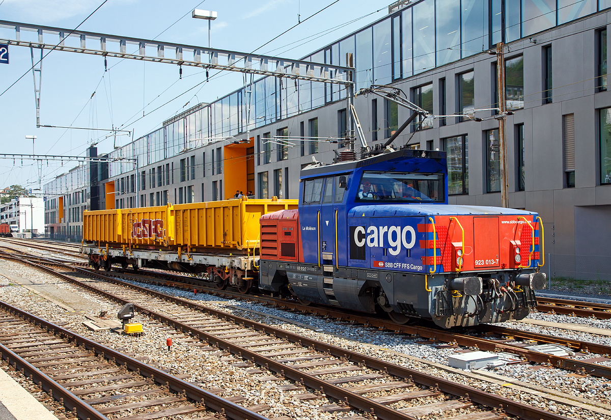 
Die SBB Cargo Eem 923 013-7  Le Moléson  (Eem 97 85 1 923 013-7 CH-SBB C) fährt am 18.05.2018 mit einem Slps-x Flachwagen mit drei ACTS Abrollcontainer durch den Bahnhof Neuchâtel.

Die Zweifrequenz-Hybridlokomotive BUTLER wurde 2013 von Stadler Winterthur unter der Fabriknummer L-11000/013 gebaut. 
