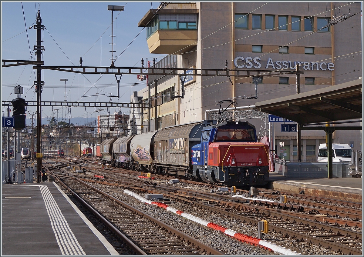 Die SBB Cargo Eem 923 020-2 mit einem kurzen Güterzug in Richtung Palézieux bei der Durchfahrt in Lausanne. 

19. Februar 2021