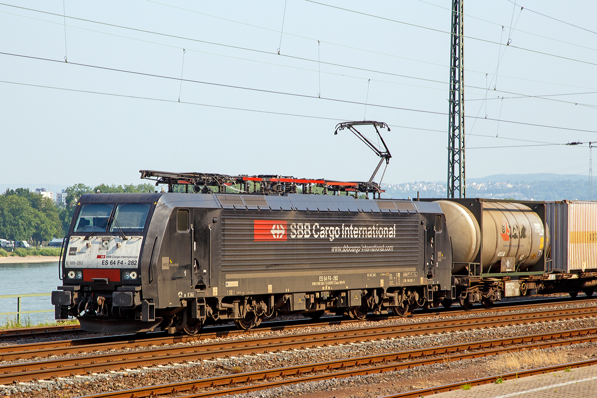 
Die von der SBB Cargo International angemietete MRCE Dispolok ES 64 F4-282 / 189 282-7 (91 80 6189 282-7 D-DISPO Class 189-VK) fährt am 03.07.2015 mit einem Containerzug durch Koblenz-Ehrenbreitstein in Richtung Süden. 

Die Lok wurde 2008 von Siemens unter der Fabriknummer 21489 gebaut. Sie hat das Länderpaket VK = Zulassung für Deutschlan und die Niederlande, so kann sie wohl nicht in die Schweiz fahren.