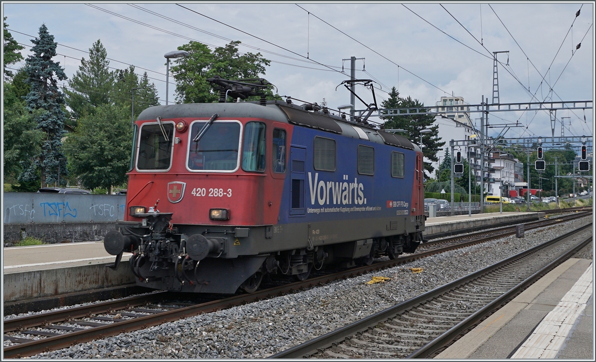 Die SBB Cargo Re 4/4 II 11228 (Re 420 288-3) ist in Versoix in Richtung Genève unterwegs. 

28. Juni 2021