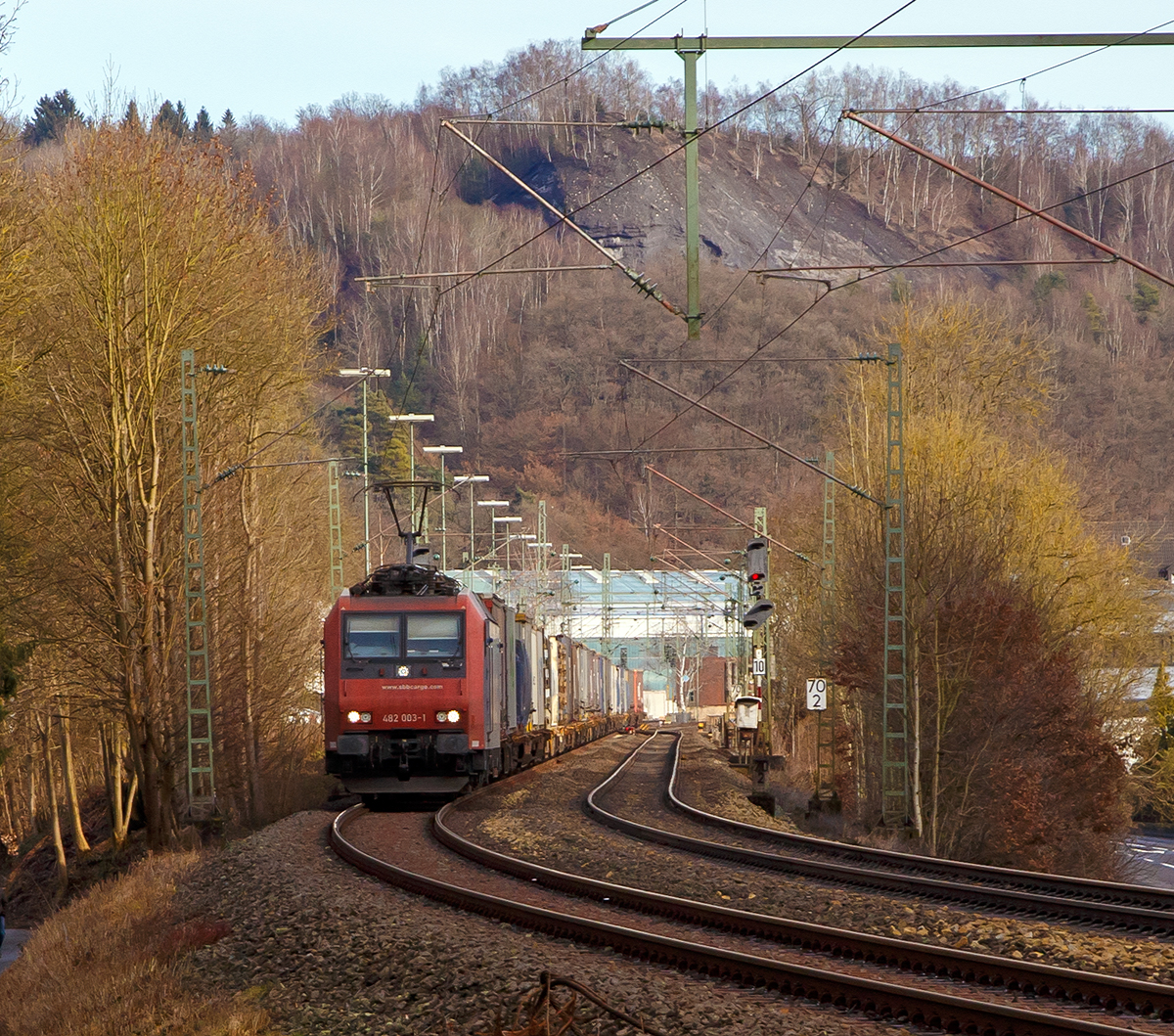 
Die SBB Cargo Re 482 003-1 (91 85 4482 003-1 CH-SBBC) fährt am 05.02.2016 mit einem Containerzug durch Wissen an der Sieg in Richtung Köln. 

Die TRAXX F140 AC1 wurde 2001 von Bombardier unter der Fabriknummer 33471 gebaut.