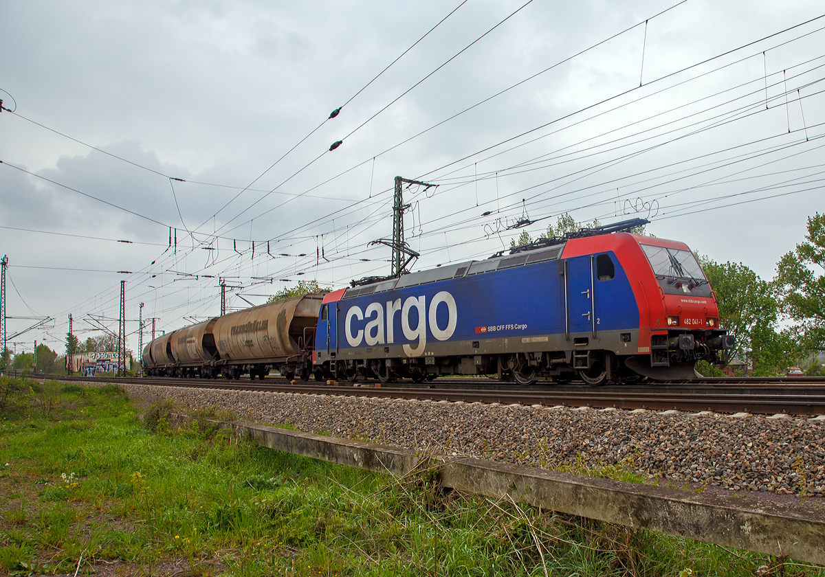 
Die SBB Cargo Re 482 041-1 (91 85 4482 041-1 CH-SBBC) kommt, am 06.05.2017 mit einem Getriedesilozug, aus Richtung Stendal und biegt nun in Magdeburg in Richtung Berlin ab. 

Die TRAXX F140 AC2 wurde 2006 von Bombardier in Kassel unter der Fabriknummer 34100 gebaut, z.Z. ist sie an die HSL Logistik GmbH (Hamburg) vermietet. 

Nochmals einen netten Gruß an den freundlichen Lokführer zurück.