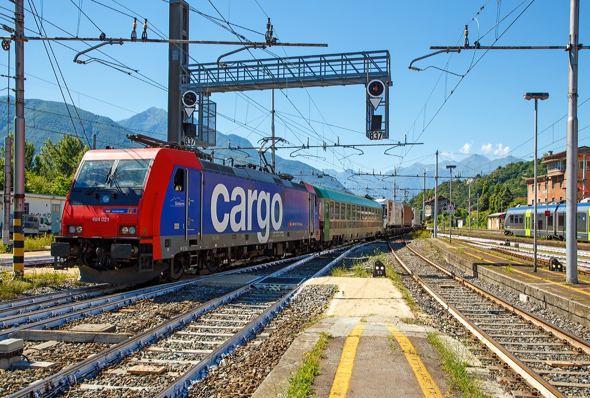 Die SBB Cargo Re 484 021  Gotthardo  (91 85 4 484 021-1 CH-SBBC / 91 83 2 484 021-7 I-SBBC) kommt am 22.06.2016 mit einem Ralpin-Zug (Rola-Zug) im Bahnhof Domodossola aus Richtung S�den an. Im Domodossola wird sie dann von einer BLS Re 485 (Traxx F140 AC1) abgel�st und den Zug dann, via dem Simplon-Tunnel nach Freiburg im Breisgau bringt.

Die TRAXX F140 MS2 wurde 2006 von Bombardier in Kassel unter der Fabriknummer 34297 gebaut. Sie hat die Zulassung und Zugsicherung f�r die Schweiz und Italien.

