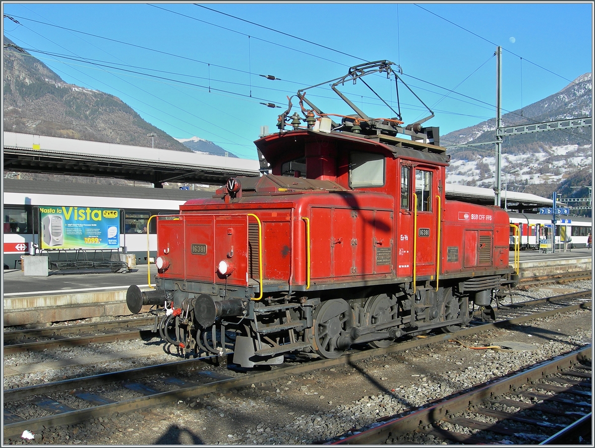 Die SBB Ee 3/3 16383 wartet in Brig auf den nächsten (Rangier)-Einsazt. 

29. Jan. 2007