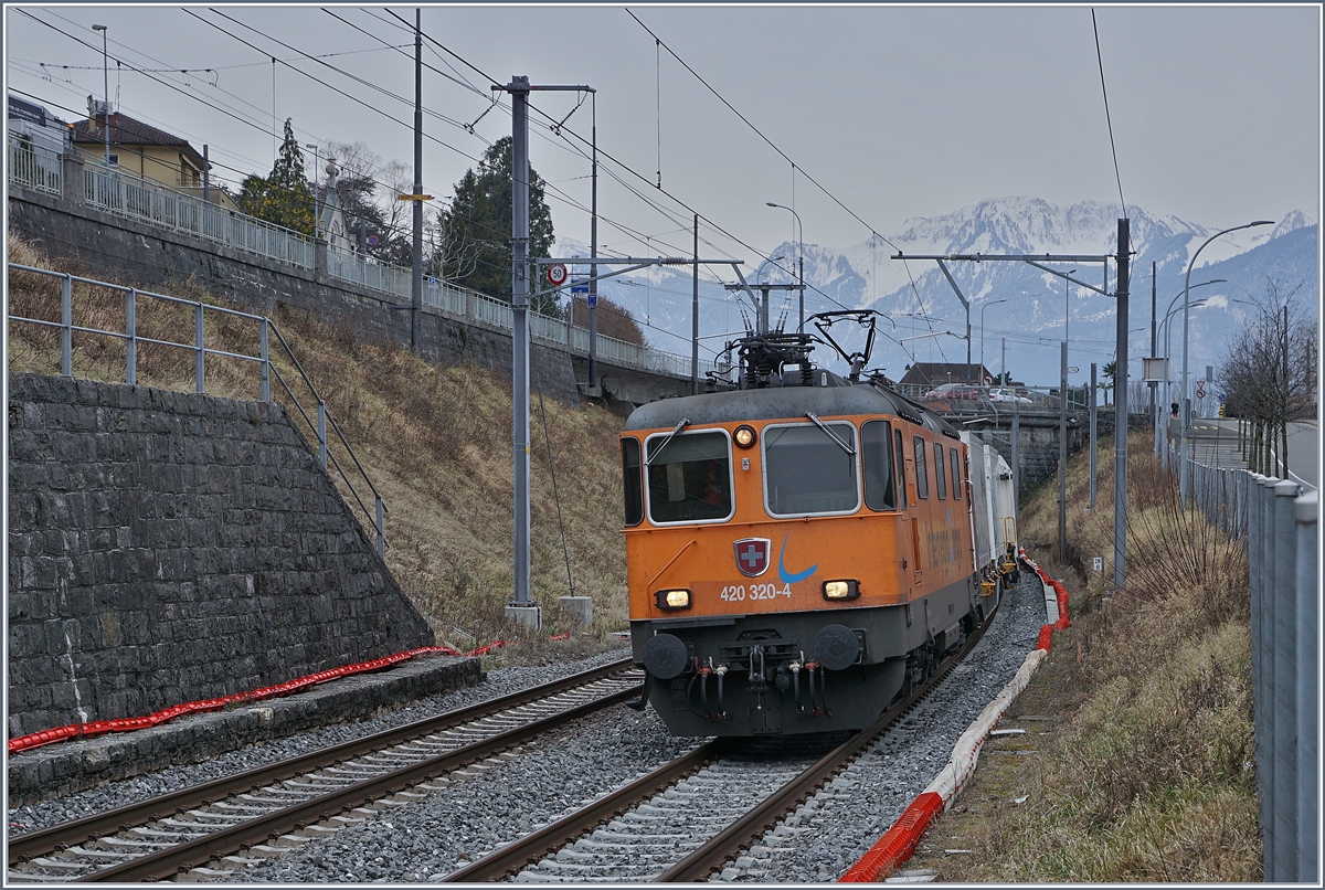 Die SBB  Interregio Cargo  Re 420 320-4 (UIC 91 85 4420 320-4 CH-SBBC) wartet mit einem Güterzug in Villeneuve vor dem  virtuellen  ETCS L2 Ausfahrsignal auf die Ausfahrt des Regionalzugs Richtung Lausanne um dann auf Blockdistanz ebenfalls Richtung Lausanne weiter zufahren. 
05. Feb. 2018